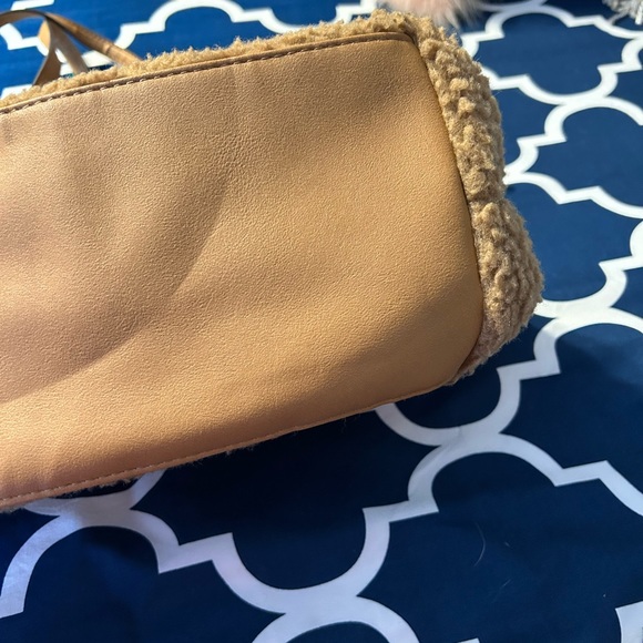 Tan Sherpa Zippered Totes - Picture 5 of 8